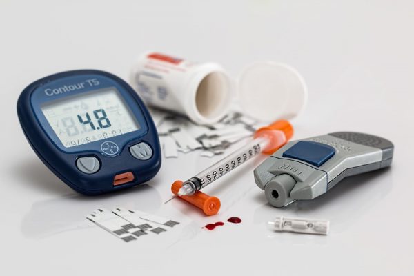Что является причиной возникновения диабета 1 типа?