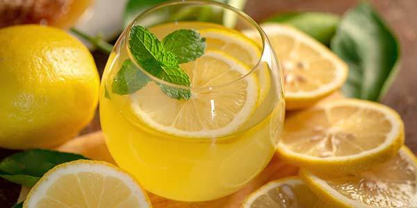 Полезные и вредные качества воды с лимоном