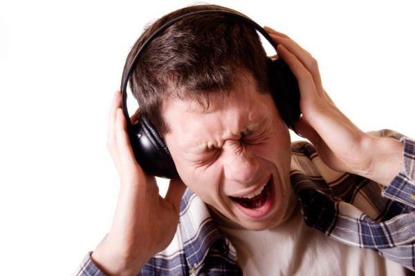К каким последствия может приводить прослушивание громкой музыки в наушниках?