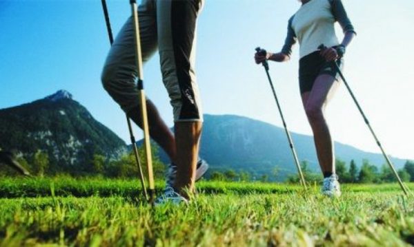 Чем полезна скандинавская ходьба и как правильно заниматься?